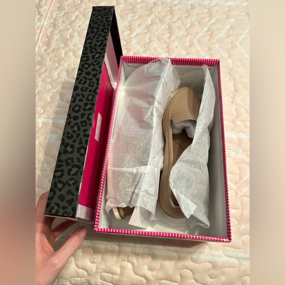 MeToo NWT Size 8 Tan Loafer Slip On Wedge - Picture 3 of 9